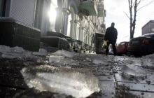 У Львові крижана брила впала на голову пенсіонерці