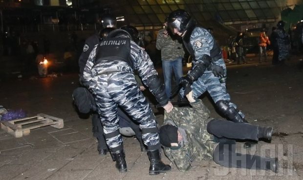 30 ноября, Киев, Беркут разгоняет протестующих / Фото УНИАН 30 ноября, Киев, Беркут разгоняет протестующих / Фото УНИАН