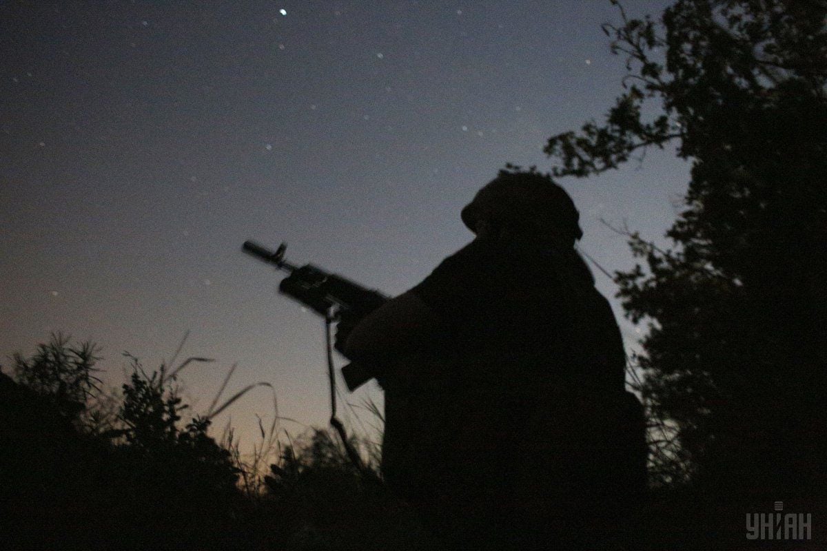 Військові ліквідували снайпера бойовиків / Фото УНІАН Військові ліквідували снайпера бойовиків / Фото УНІАН