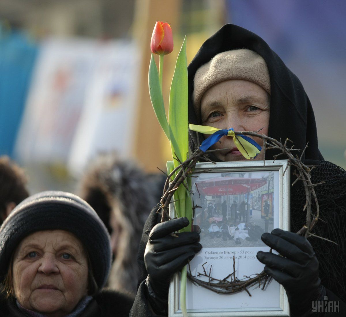 Женщина с портретом погибшего участника Майдана в терновом венке в Киеве, в среду, 26 февраля 2014 / УНИАН Женщина с портретом погибшего участника Майдана в терновом венке в Киеве, в среду, 26 февраля 2014 / УНИАН