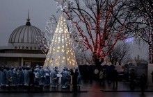 У центрі Одеси відкрили 10-метрову арт-ялинку у вигляді ангела