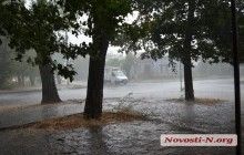 На Николаев обрушился ливень - упала электроопора (фото, видео)