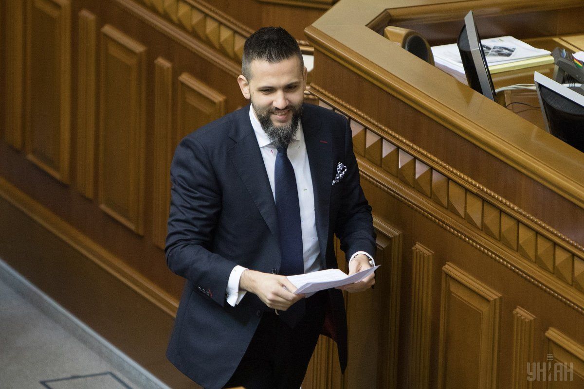 Максим Нефьодов подякував голові Комітету Верховної Ради з питань економічної політики, заступнику керівника фракції "Народний фронт" Андрію Іванчуку / Фото УНІАН Максим Нефьодов подякував голові Комітету Верховної Ради з питань економічної політики, заступнику керівника фракції "Народний фронт" Андрію Іванчуку / Фото УНІАН