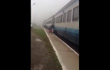 Щось пішло не так: на Закарпатті пасажири штовхали потяг (відео)