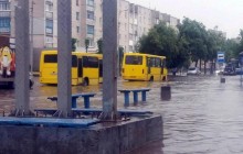 Злива перетворила вулиці Бердичева на річки (відео)