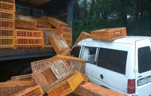 Під Львовом фура влетіла у легковик: постраждали три людини