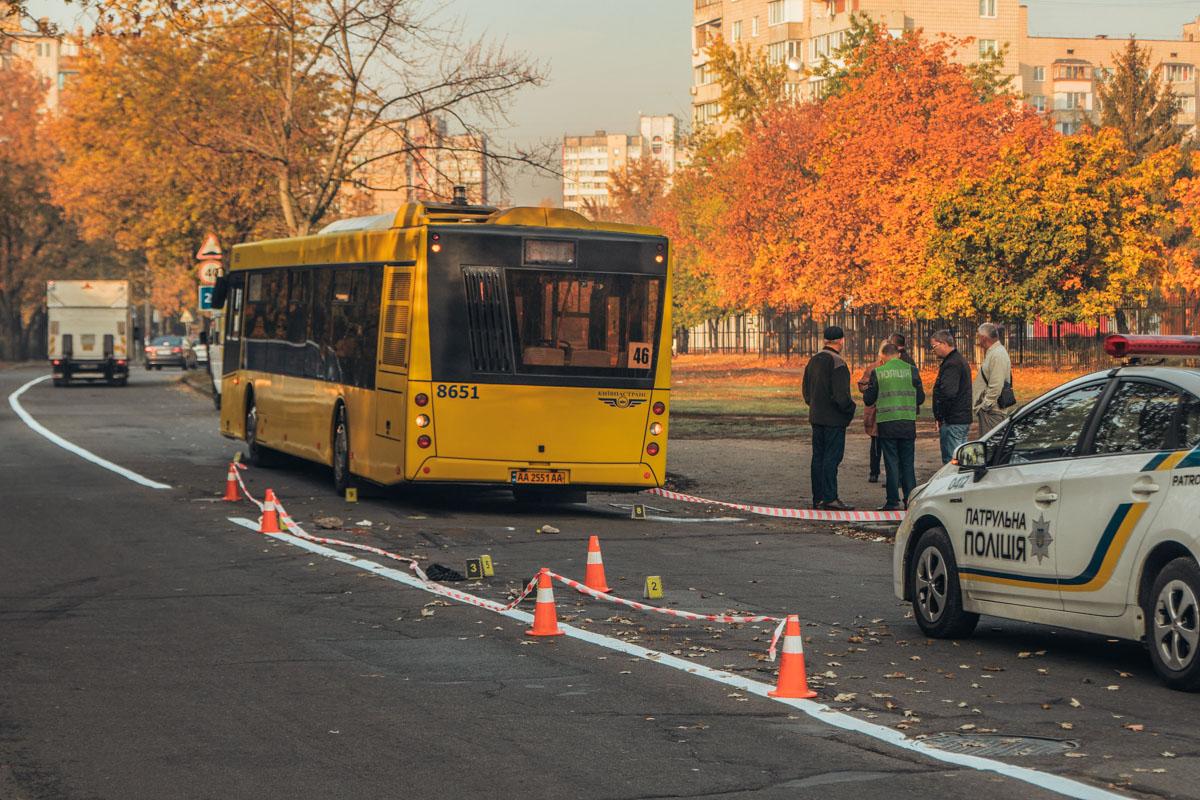 У Києві автобус переїхав лежачого на дорозі чоловіка / фото Сергій Бумеров / Інформатор У Києві автобус переїхав лежачого на дорозі чоловіка / фото Сергій Бумеров / Інформатор