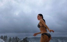 Віка з «НеАнгелів» позувала у бікіні на морозі (фото)