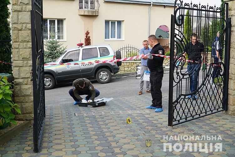 Внаслідок вибуху на подвір’ї ректора ТНЕУ Андрія Крисоватого, у потерпілого розірвало кисть лівої руки, в його дружини – осколочні поранення / фото ГУ Нацполіції Тернопільщини Внаслідок вибуху на подвір’ї ректора ТНЕУ Андрія Крисоватого, у потерпілого розірвало кисть лівої руки, в його дружини – осколочні поранення / фото ГУ Нацполіції Тернопільщини