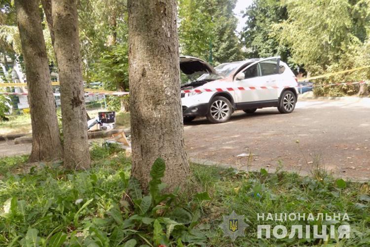Першого разу вибухівку розмістили в подарунковій коробці на автомобілі екс-заступника мера Тернополя / фото ГУ Нацполіції Тернопільщини Першого разу вибухівку розмістили в подарунковій коробці на автомобілі екс-заступника мера Тернополя / фото ГУ Нацполіції Тернопільщини