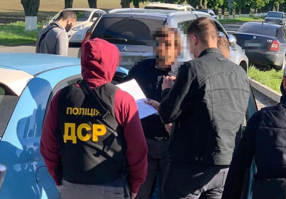 Правоохранители задержали также и посредника / фото полиция Киевщины Правоохранители задержали также и посредника / фото полиция Киевщины