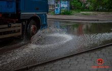 Ливень полностью затопил улицу в Днепре (фото, видео)
