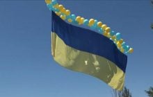 У бік окупованого Донецька випустили 15-метровий прапор України (відео)