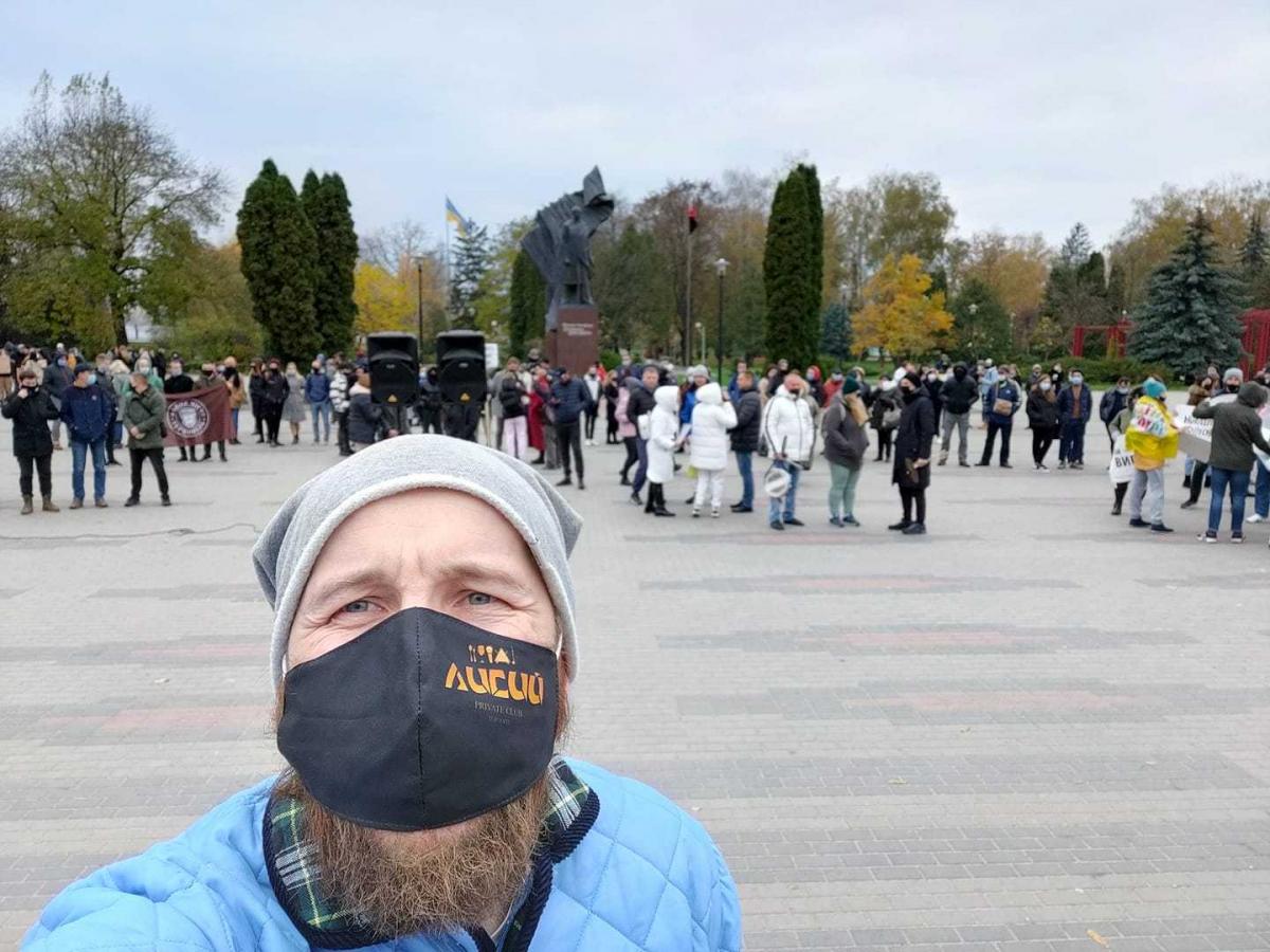 Тарас Ковальчук напередодні пікету облдержадміністрації 11 листопада, під час якого підприємці вимагали не запроваджувати карантин вихідного дня / фото Тарас Ковальчук Тарас Ковальчук напередодні пікету облдержадміністрації 11 листопада, під час якого підприємці вимагали не запроваджувати карантин вихідного дня / фото Тарас Ковальчук