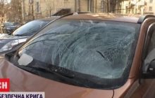 У Києві крига з даху прогнула автомобіль (відео)