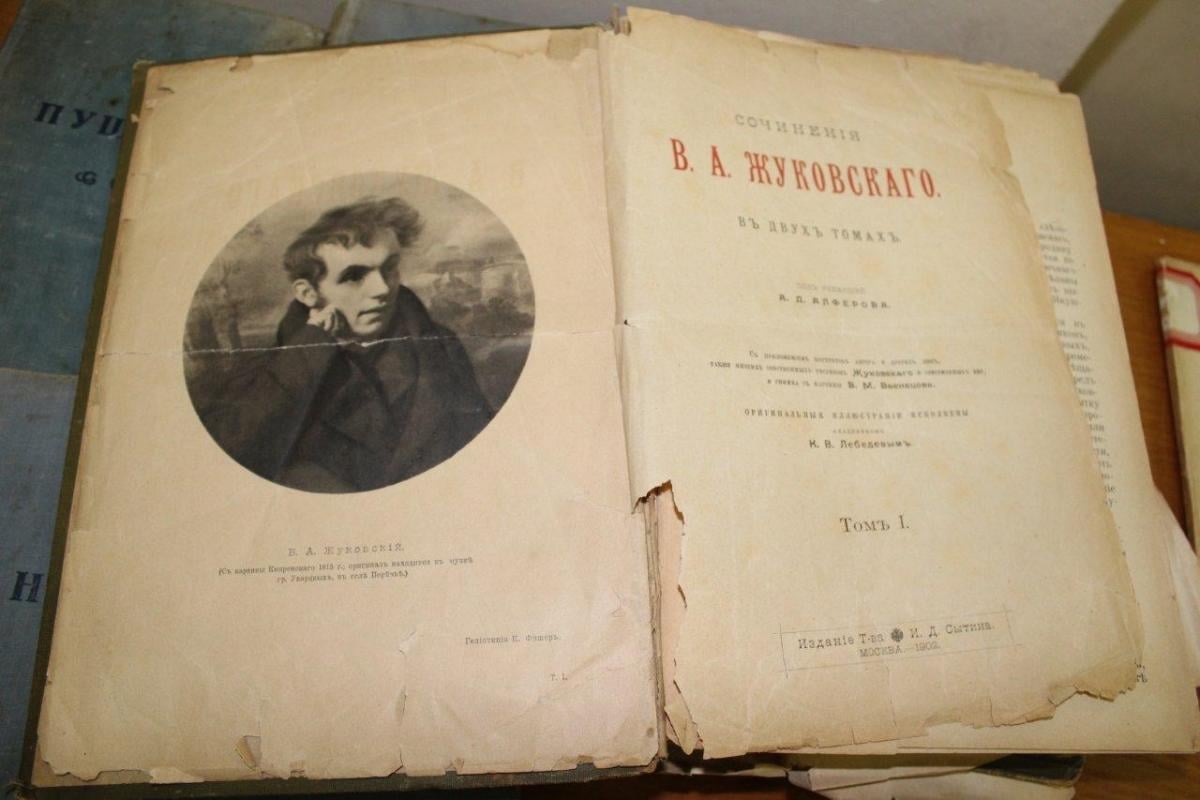 Ukraine border guards catch Slovak red-handed amid attempt to smuggle 13 ancient books Ukraine border guards catch Slovak red-handed amid attempt to smuggle 13 ancient books