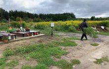Бизнес на костях или благотворительность: как под Львовом сады и огороды под "частное" кладбище захватили