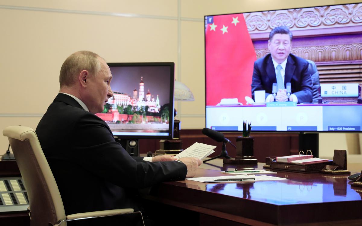 Сі Цзіньпін заявив Путіну, що шлях до переговорів щодо війни в Україні буде нелегким / фото REUTERS Сі Цзіньпін заявив Путіну, що шлях до переговорів щодо війни в Україні буде нелегким / фото REUTERS