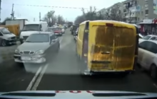 Под Харьковом водители не пропускали "скорую" с больным ребенком (видео)