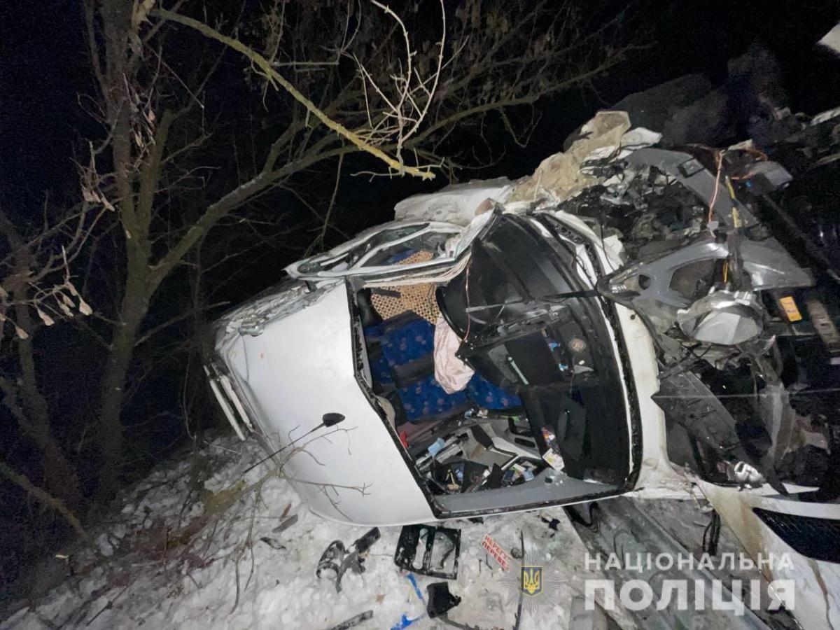 На дорозі "Суми-Пирятин" зіткнулися чотири транспортних засоби / фото Національної поліції На дорозі "Суми-Пирятин" зіткнулися чотири транспортних засоби / фото Національної поліції