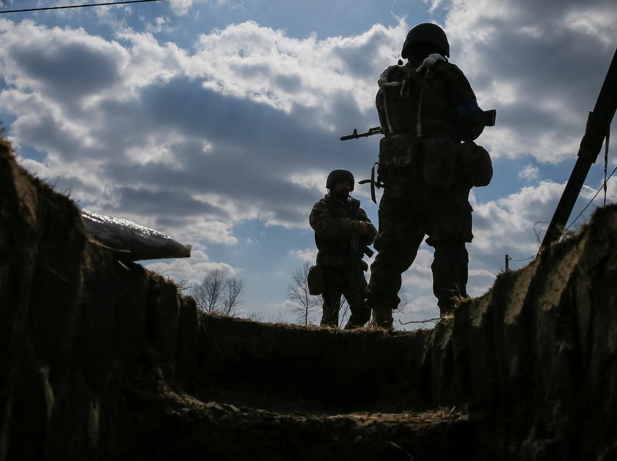 Украинские военные продолжают давать отпор захватчикам / фото REUTERS Украинские военные продолжают давать отпор захватчикам / фото REUTERS