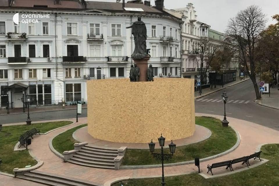 В Одессе вокруг памятника императрице Екатерине II поставили забор / фото общественное. Одесса В Одессе вокруг памятника императрице Екатерине II поставили забор / фото общественное. Одесса