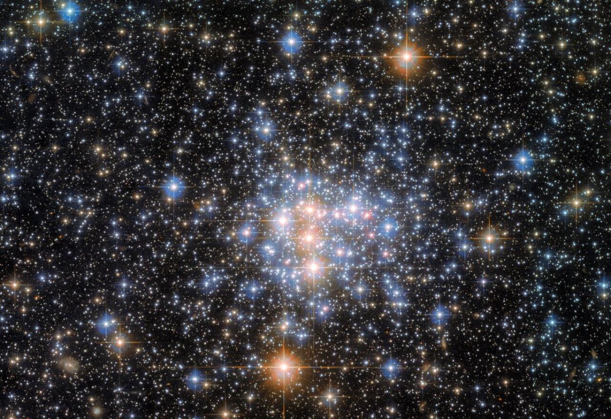 За цією галактикою можна спостерігати із Землі / фото ESA/Hubble & NASA, A. Nota, G. De Marchi За цією галактикою можна спостерігати із Землі / фото ESA/Hubble & NASA, A. Nota, G. De Marchi