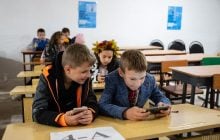 Украинские школьники отстают в учебе и теряют социальные навыки, - NYT