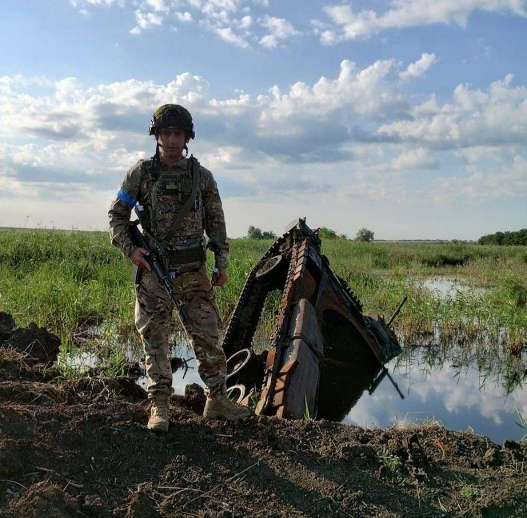 Тарас Голуб розповідає, що росіяни дуже щільно мінують підходи до своїх позицій/ з Facebook-сторінки Тараса Голуба Тарас Голуб розповідає, що росіяни дуже щільно мінують підходи до своїх позицій/ з Facebook-сторінки Тараса Голуба