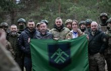 Свитолина привезла воинам ВСУ помощь и села в БТР (фото)