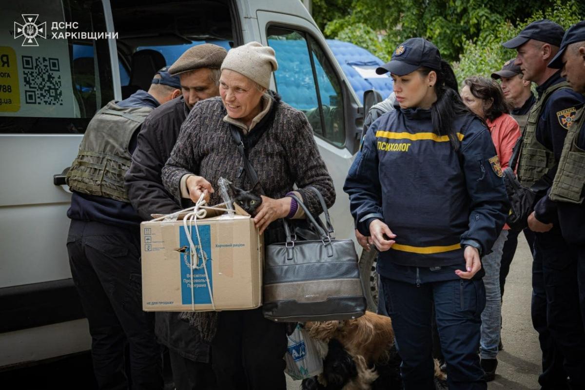 70% населення виїжджає з небезпечних районів під страхом смерті / фото ДСНС 70% населення виїжджає з небезпечних районів під страхом смерті / фото ДСНС