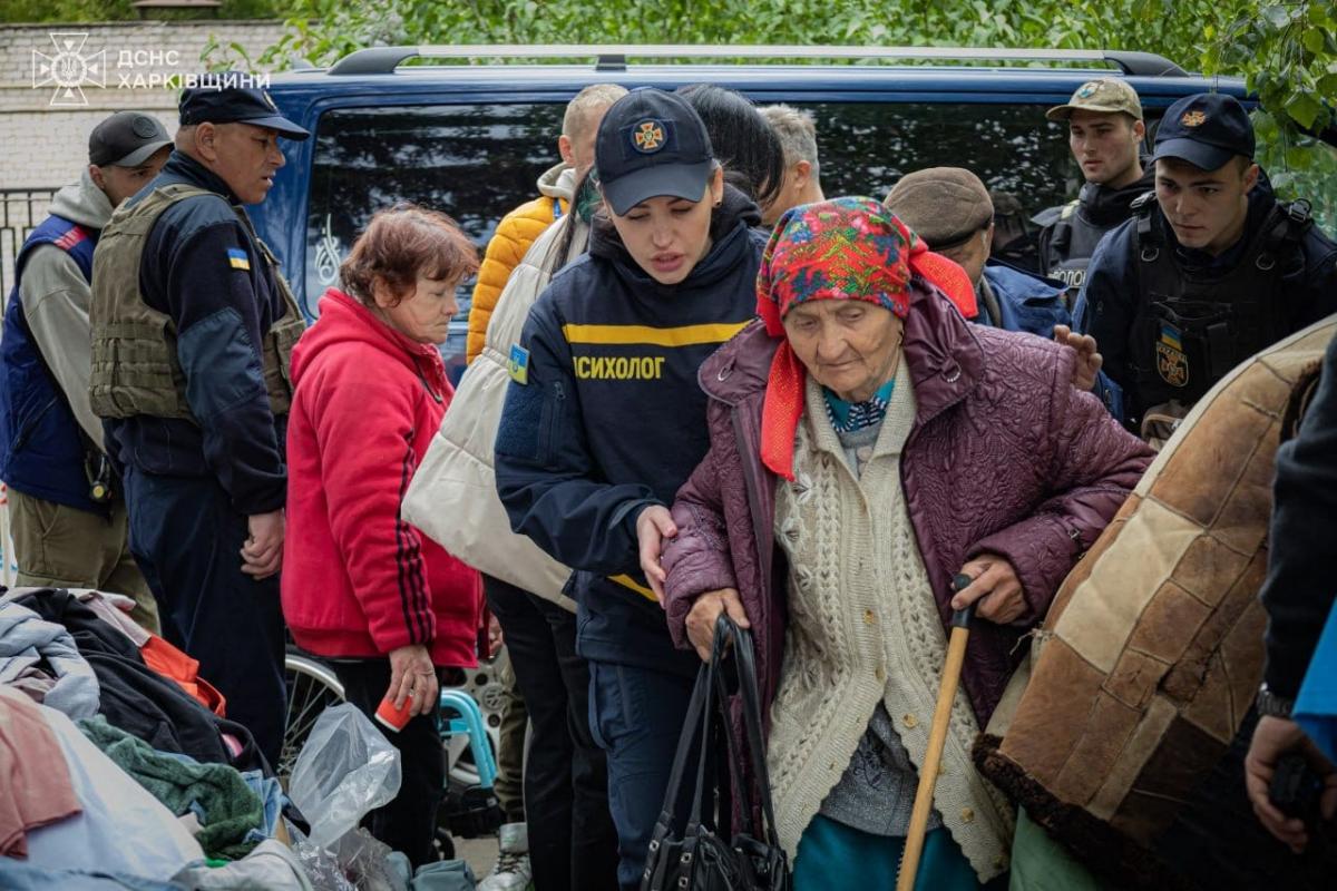Місцеві жителі кажуть, що не хочуть бути під росіянами / фото ДСНС Місцеві жителі кажуть, що не хочуть бути під росіянами / фото ДСНС