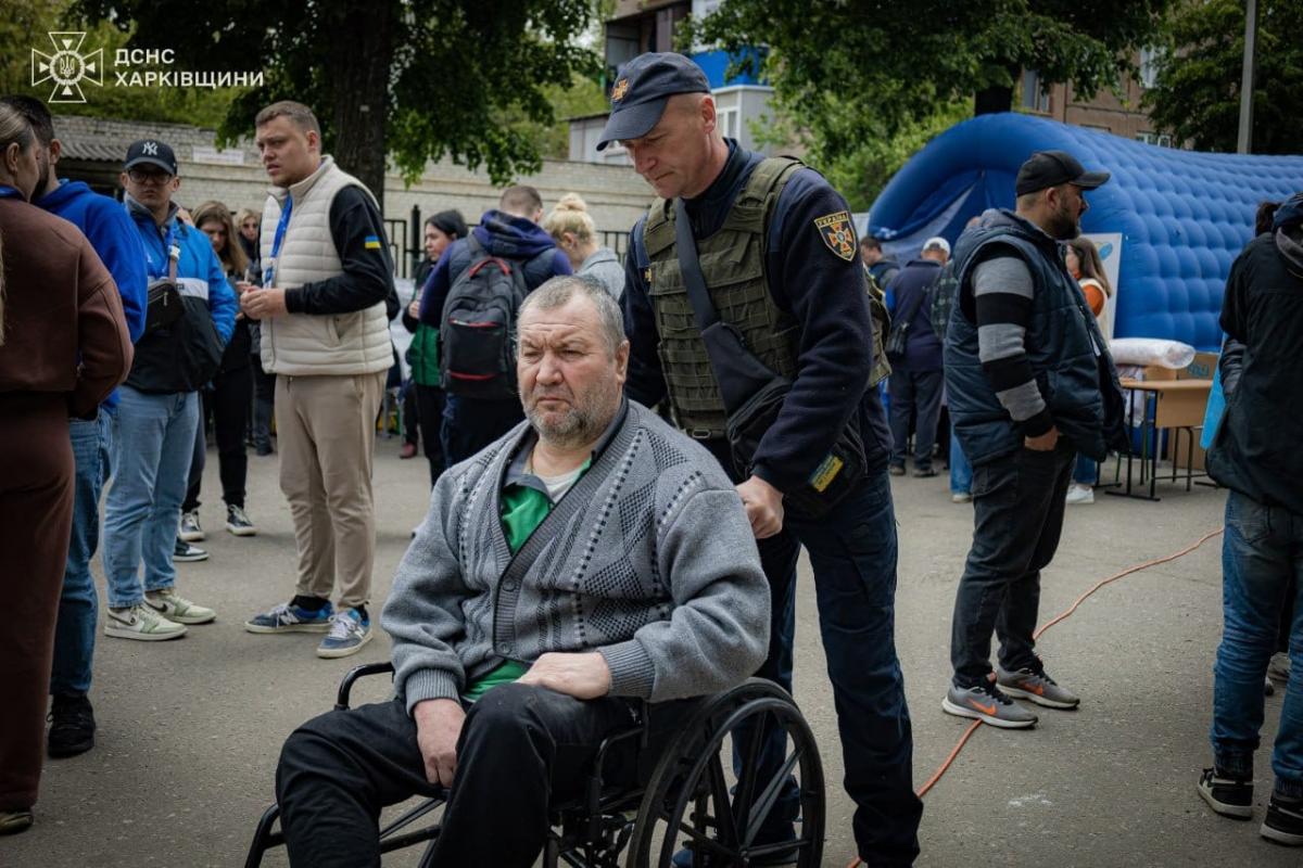 Евакуйовують переважно пенсіонерів та людей з інвалідністю / фото ДСНС Евакуйовують переважно пенсіонерів та людей з інвалідністю / фото ДСНС