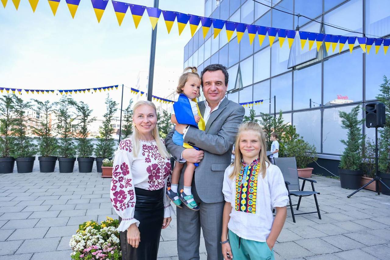 Курті разом із українською родиною з Харкова / фото надане прес-офісом прем’єра Косово