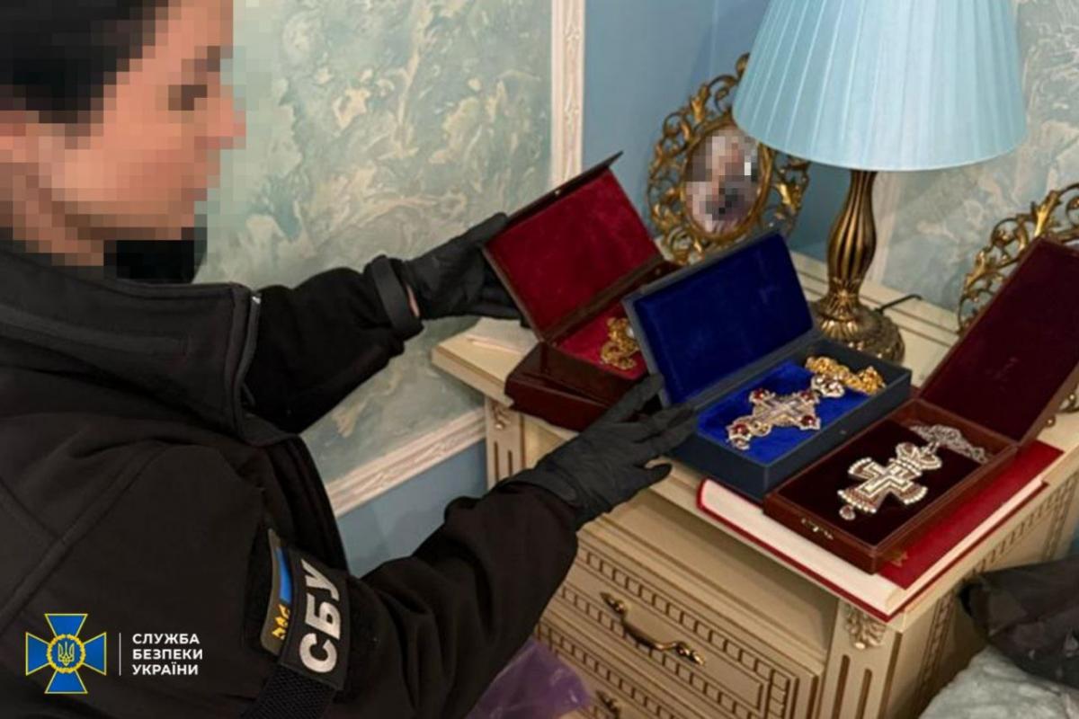 Обыски у клирика УПЦ МП / фото СБУ Обыски у клирика УПЦ МП / фото СБУ