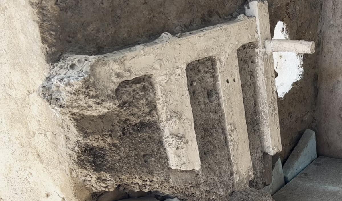 Найдена форма деревянного каркаса кровати в затвердевшем пепле / фото Archaeological Park of Pompeii Найдена форма деревянного каркаса кровати в затвердевшем пепле / фото Archaeological Park of Pompeii