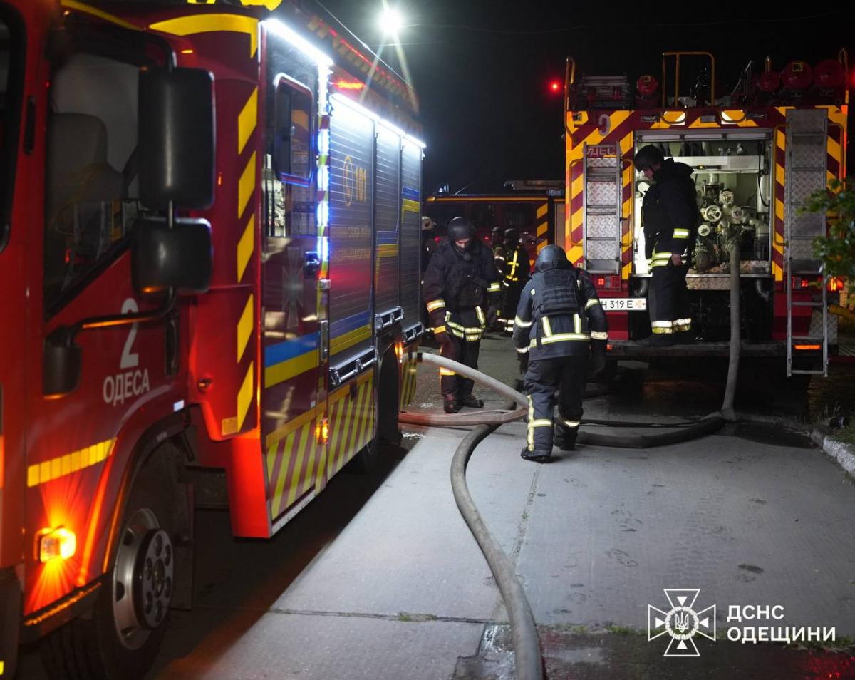 Чоловіка вдарило струмом посеред вулиці: що відомо про наліт 'шахедів' на Одещину (відео) Чоловіка вдарило струмом посеред вулиці: що відомо про наліт 'шахедів' на Одещину (відео)