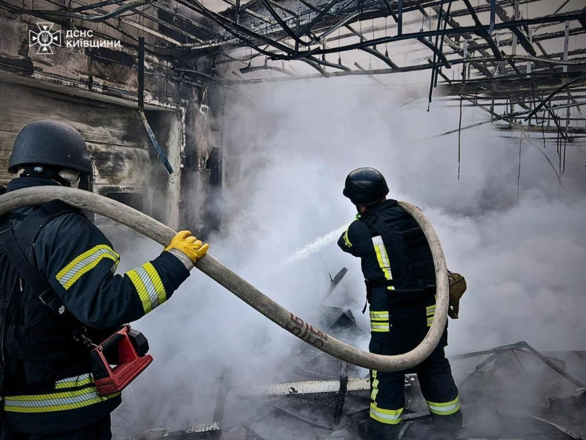 Рятувальники ліквідовують наслідки атаки у Київській області / фото ДСНС Київщини Рятувальники ліквідовують наслідки атаки у Київській області / фото ДСНС Київщини