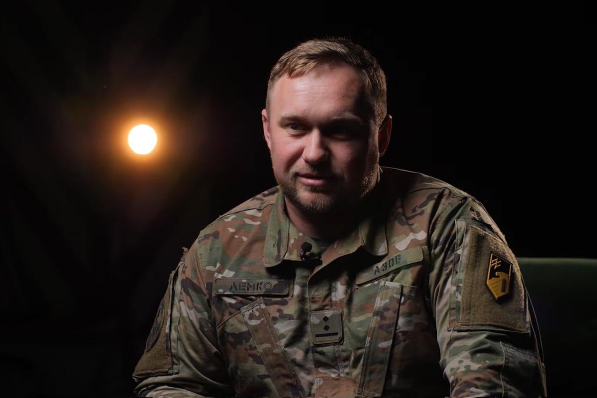 Начштаба "Азова" Арсен Дмитрик рассказал о проблеме СЗЧ / кадр из видео Начштаба "Азова" Арсен Дмитрик рассказал о проблеме СЗЧ / кадр из видео